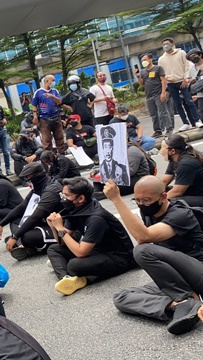 LIVE: #TangkapAzamBaki demonstrators sit down to protest on Jalan Travers