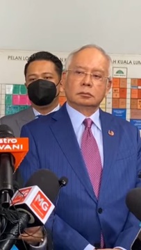 LIVE: Najib Abdul Razak holds press conference at KL Court Complex