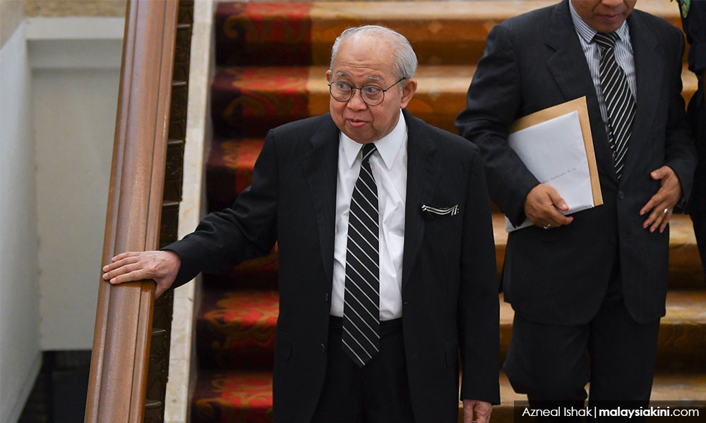 Ku Li doesn't want to rub shoulders with 'kerajaan gagal', asks to change seating