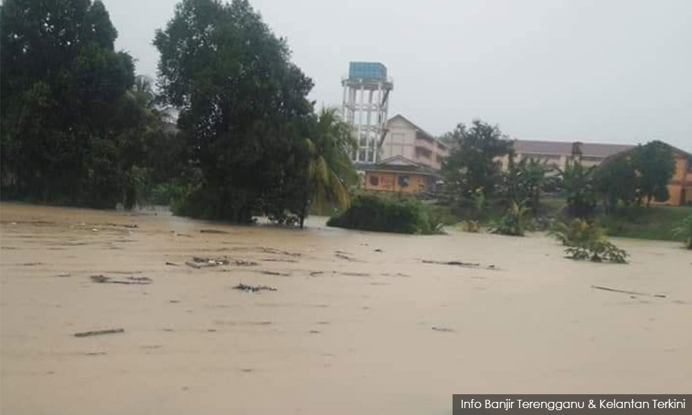 Banjir Motor Hanyut Dua Sahabat Nyaris Maut