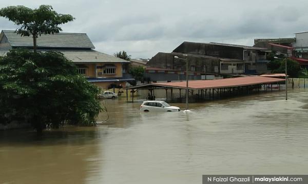 Banjir Dapatkan Bantuan Pihak Berkuasa Pindah Ke Pps