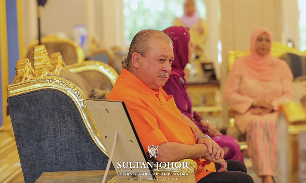 Johor sultan, permaisuri send motivational message to frontliners