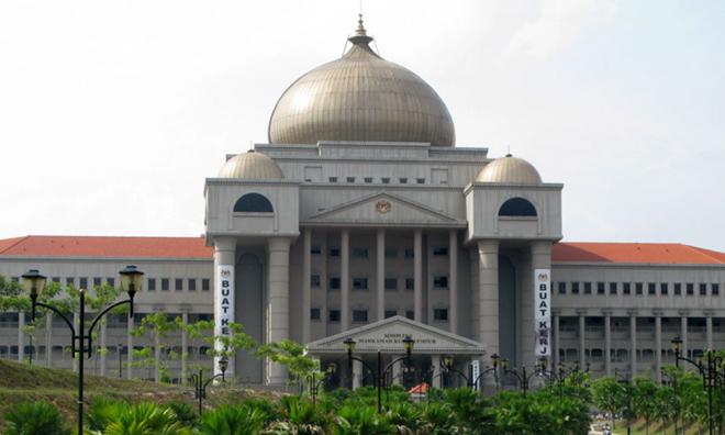 Bicara saman pelucutan terhadap Najib, 17 yang lain ditangguh