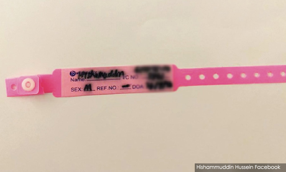Dua lelaki pakai gelang pink antara dikompaun