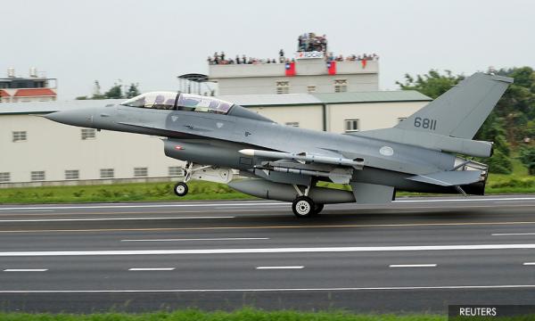 入手困難 CHINA AIR FORCE F-16 401ST 412298_800.jpg