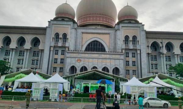10 000 At Drive Through Wedding Of Ku Nan S Son