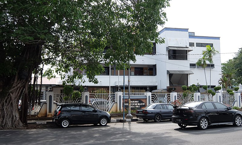 Syariah court staff remanded to assist MACC investigation