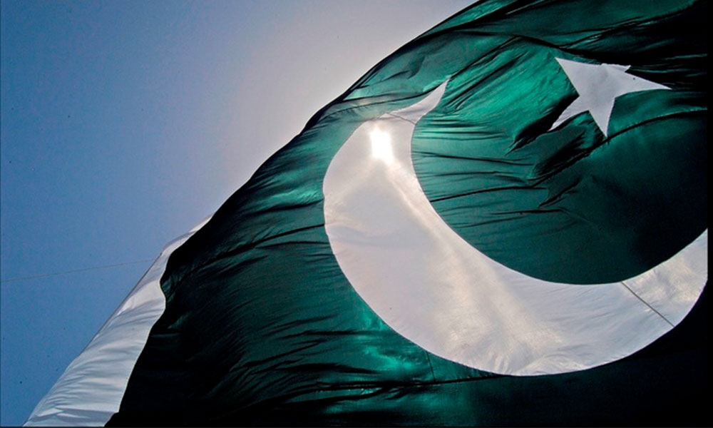 Pakistani train smashes into derailed carriages, 33 killed