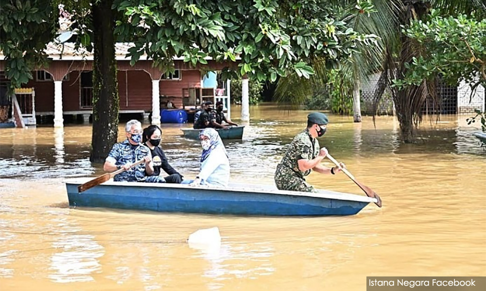 King, queen visit flood victims in Pekan