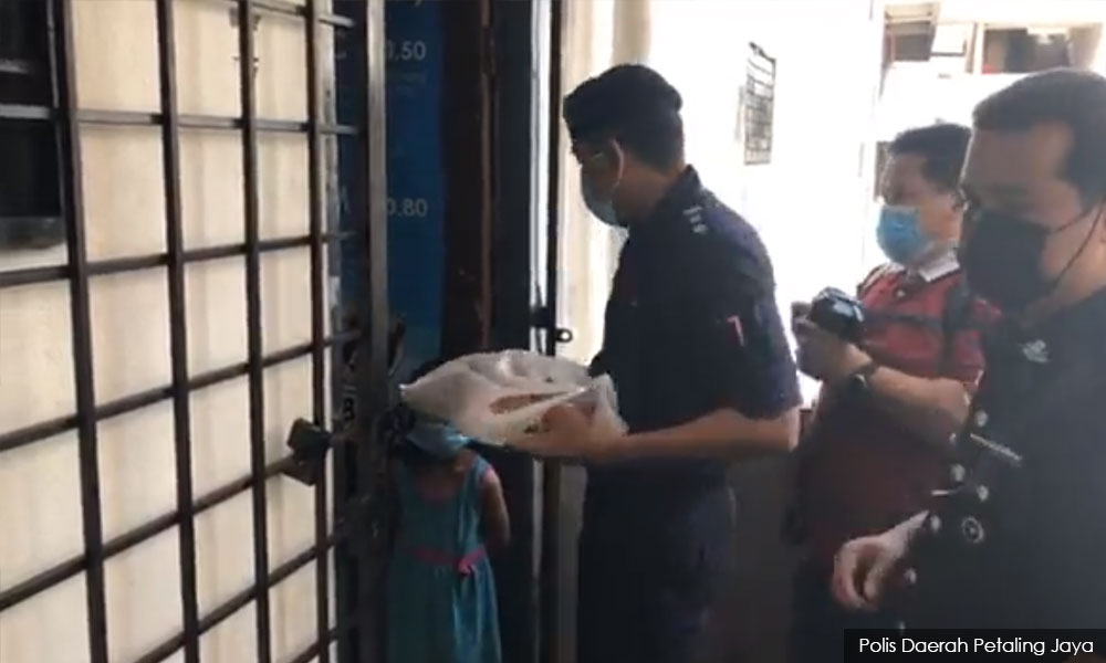 Polis sampaikan derma pada ibu mencuri kerana anak lapar, sakit