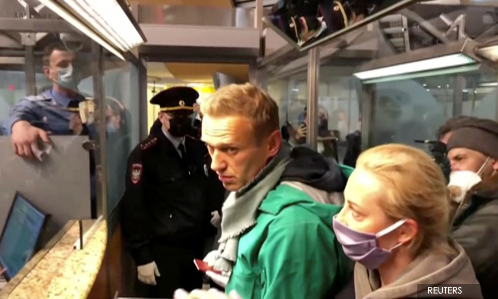 Russia detains critic Alexei Navalny, faces clash with Western nations
