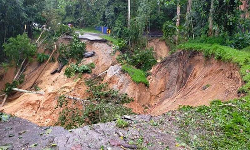 Jalan Raya Runtuh Beberapa jalan di Pahang tutup akibat banjir, tanah runtuh
