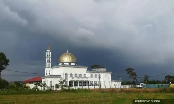 Kolum Sebuah Masjid Di Tepi Bendang