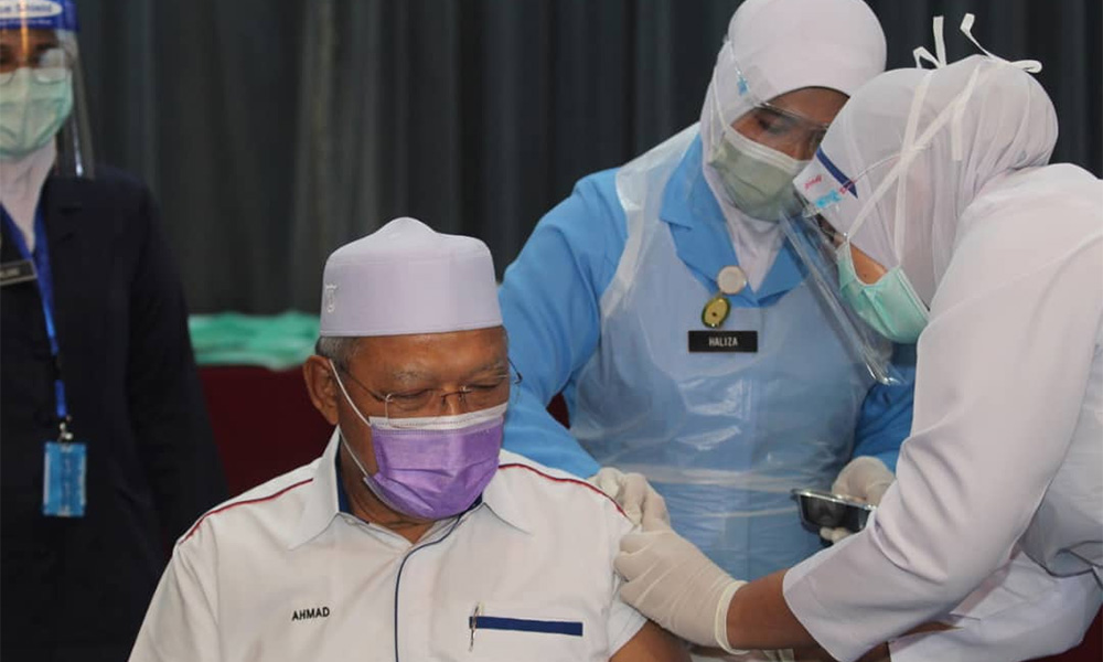 Don't fear Covid-19 vaccine, Kelantan MB says after getting inoculated