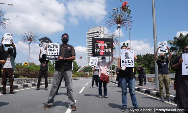 'Lawan berita palsu dengan fakta, bukan akta'