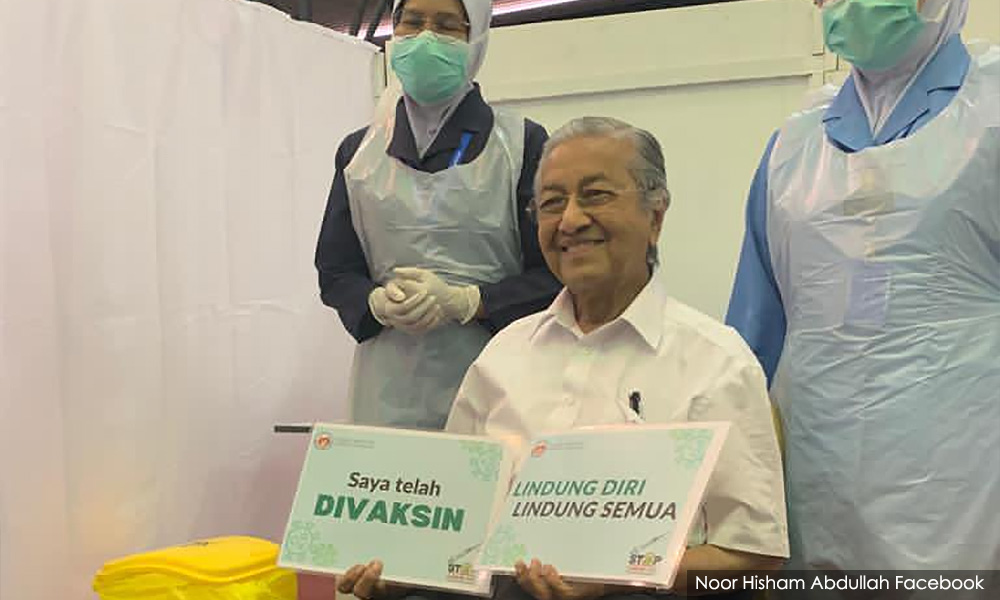 Dr Mahathir terima vaksin di Langkawi