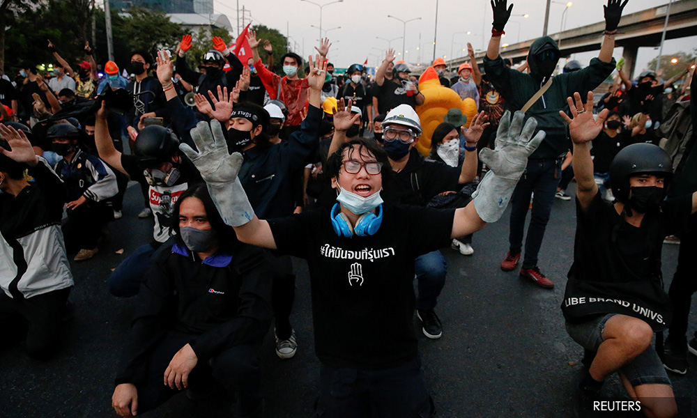 Thai protesters, police clash near base of army unit king controls