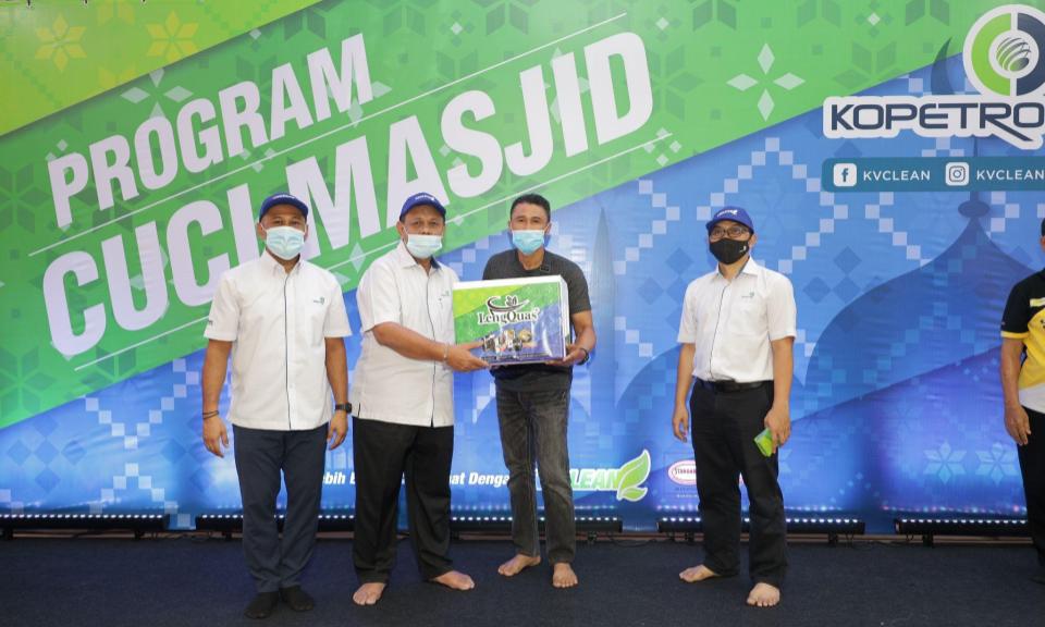 KOPETRO jalin kerjasama bersama Persatuan Seniman Malaysia dalam program gotong-royong masjid