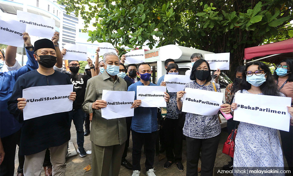 Dr M shows up at police station to back Undi18 protesters