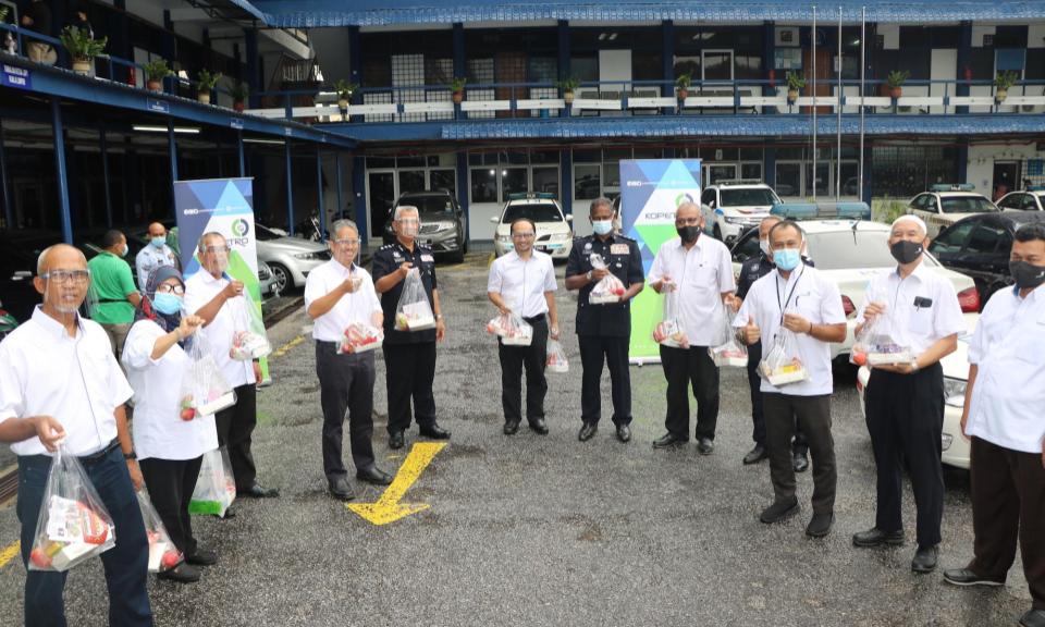 KOPETRO serah sumbangan juadah berbuka puasa kepada petugas barisan hadapan