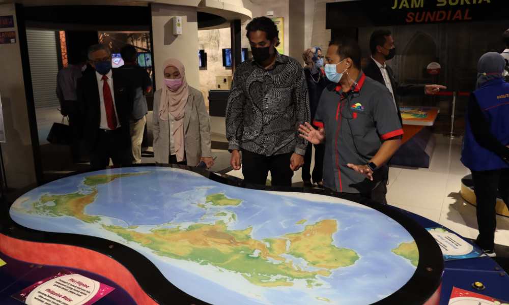 YB. Khairy Jamaluddin lawat galeri pameran interaktif robotik terbesar di Wilayah Utara