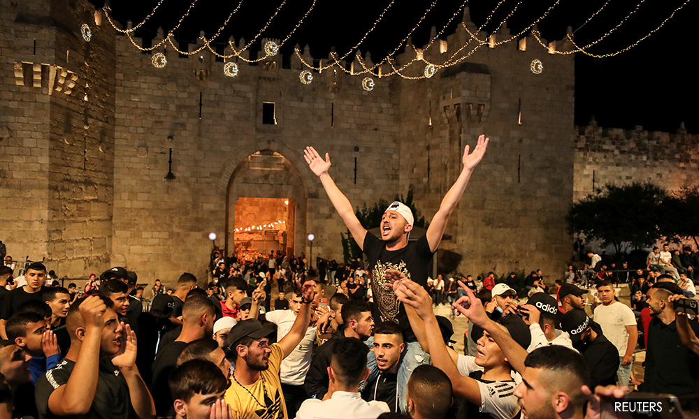 Palestinians cheer as Israeli barriers come down after Jerusalem Ramadan clashes