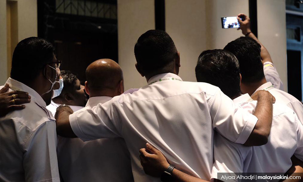 MIC dan pantun-pantunnya