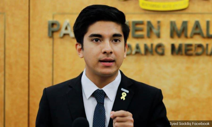 Malaysiakini Syed Saddiq Pm S Pagoh Constituents Come To Muar To Ask For Laptops Food