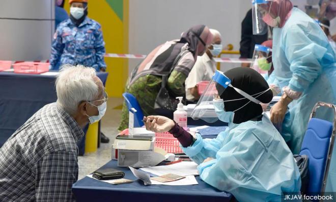 Sepertiga warga emas masih menunggu vaksin, janji temu dalam dua minggu