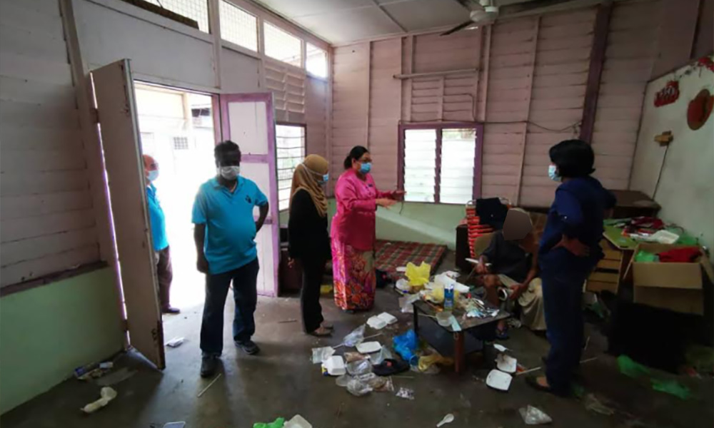 Sebelum mereka berakhir di tepi jalan, rumah usang...