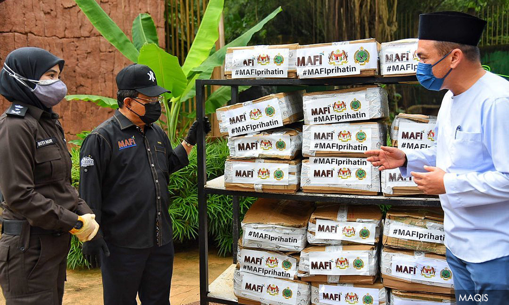 Tiga tan ayam rampasan diserahkan pada Zoo Melaka
