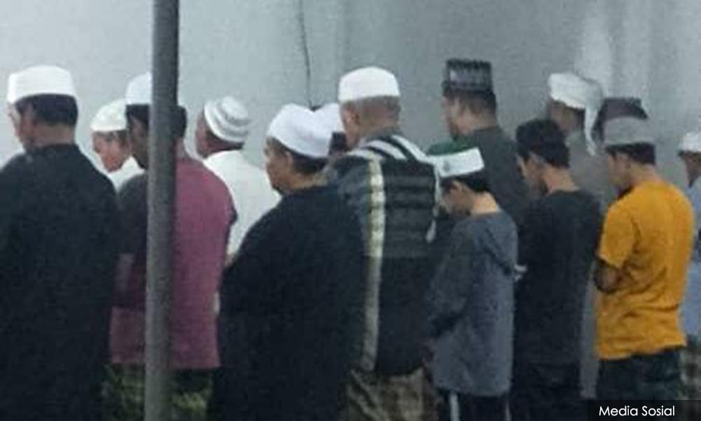 Langgar SOP: Jemaah berselawat ketika ditahan polis