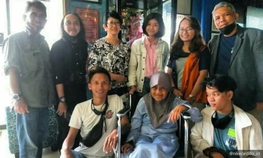 Ketika ibu Nike Ardilla mendakap Amel