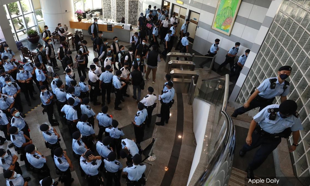 HK police arrest Apple Daily directors, seize reporting materials