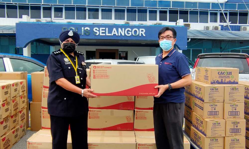 Best Express Malaysia donates pandemic relief supplies to local police