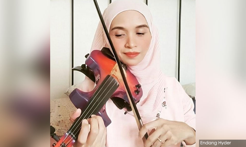 'Aunty' jiran murah hati, beri semangat pemain biola terus berkarya