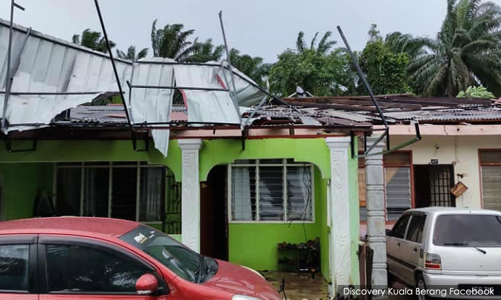 Empat beranak berpelukan saat ribut membadai rumah
