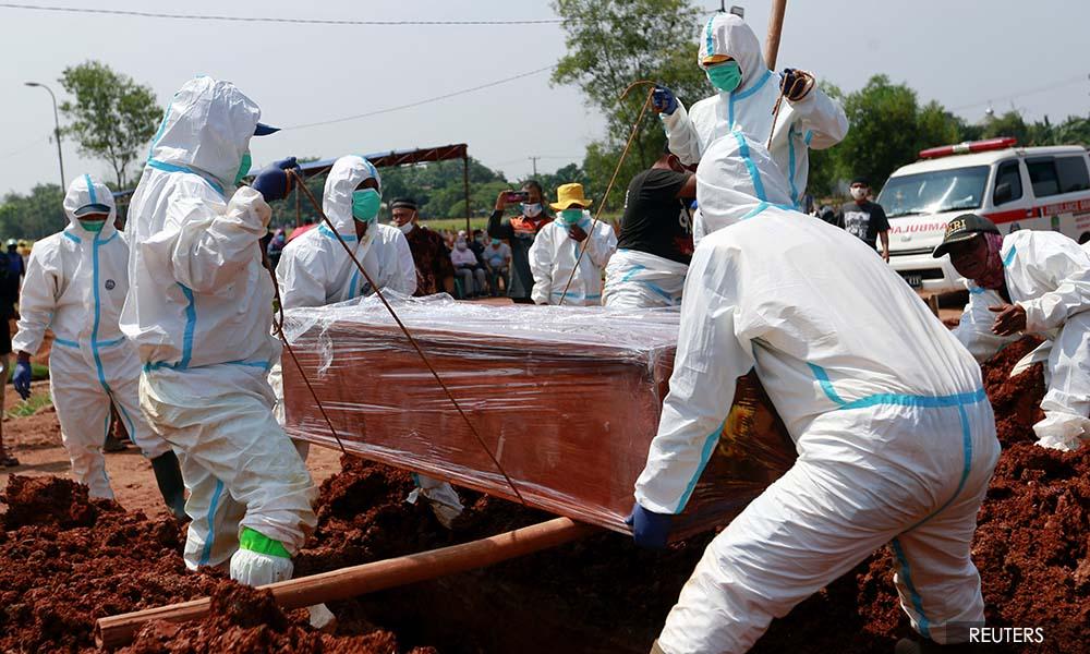 Volunteer undertakers bear the dead from Indonesian homes as Covid-19 deaths rise