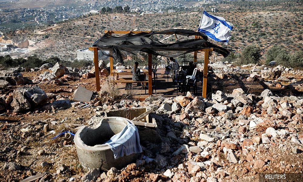 New Israeli govt, settlers reach deal over West Bank outpost