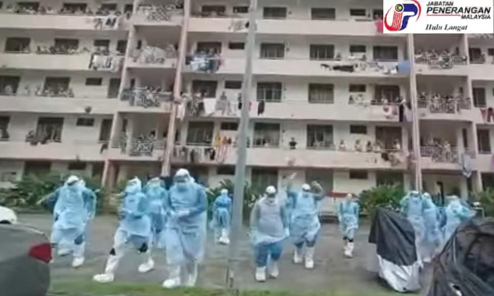 Bunga, coklat, teddy bear antara hadiah penduduk pada petugas kesihatan