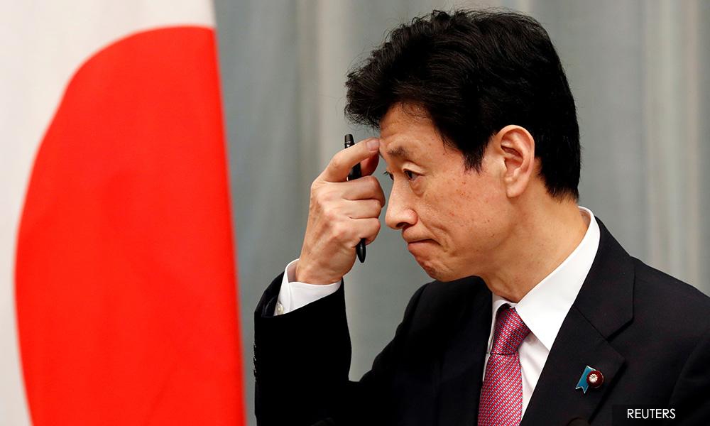 Japan economy minister defends his job after lockdown criticism