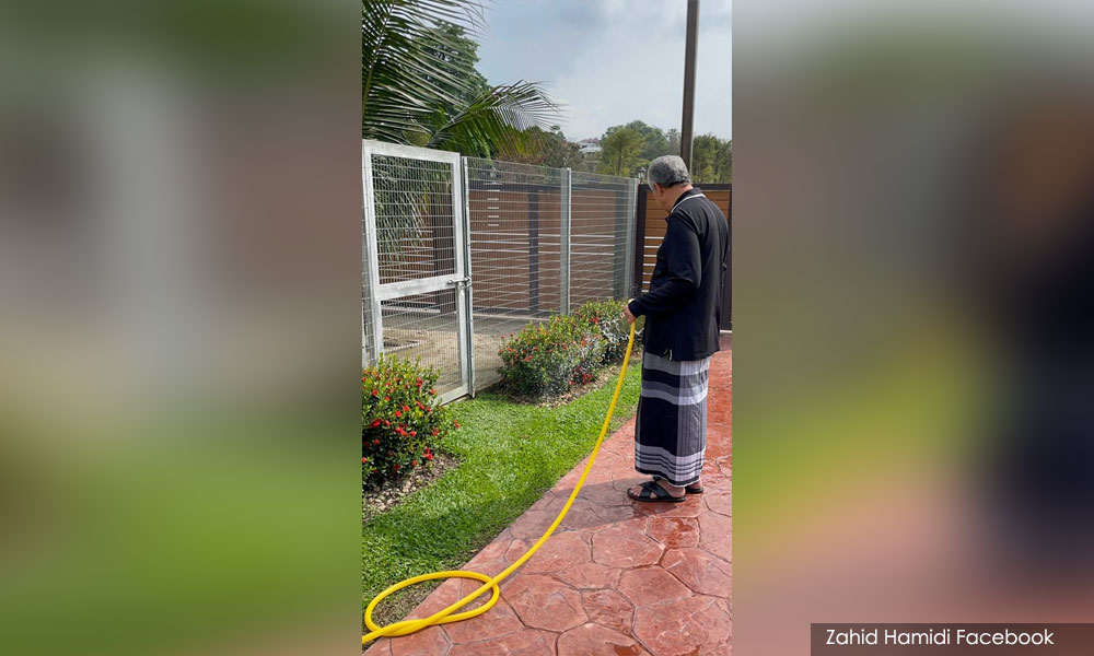 扎希确诊后张贴浇花照，居家隔离没有不适