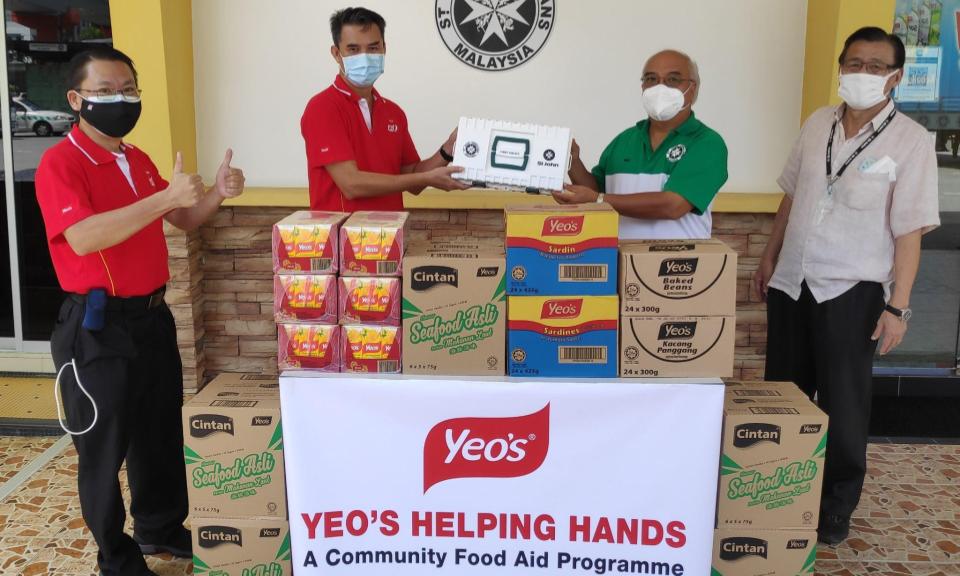 杨协成与黄廷方慈善基金通过《杨协成伸出援手计划/  Yeo’s Helping Hands》为马来西亚28,000户B40家庭提供总额高达1百万令吉的食物援助