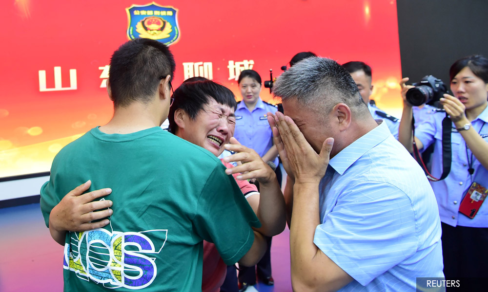 After 24-year search, Chinese man reunited with kidnapped son