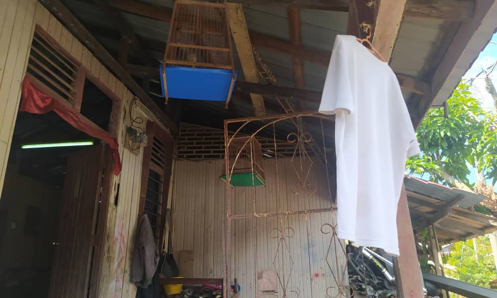 T-shirt putih depan rumah 13 sekeluarga