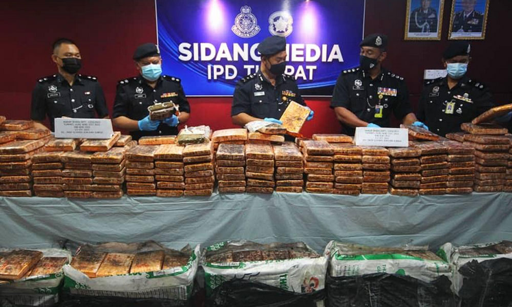Kenderaan terbabas dalam tali air bersama ganja bernilai RM1.23 juta