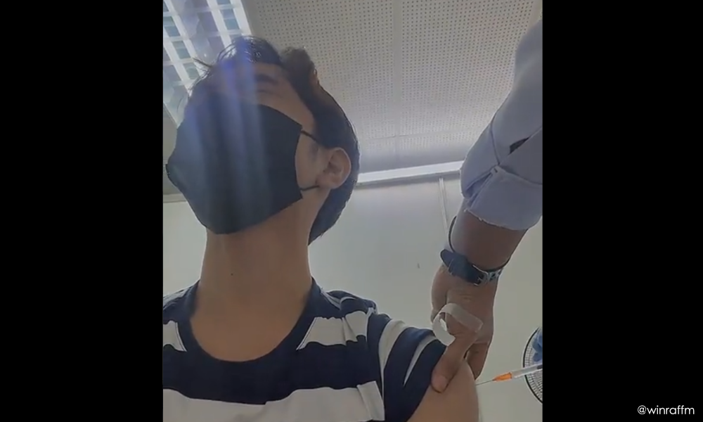 护士以换部长为由禁拍摄接种,凯里任卫长后问好