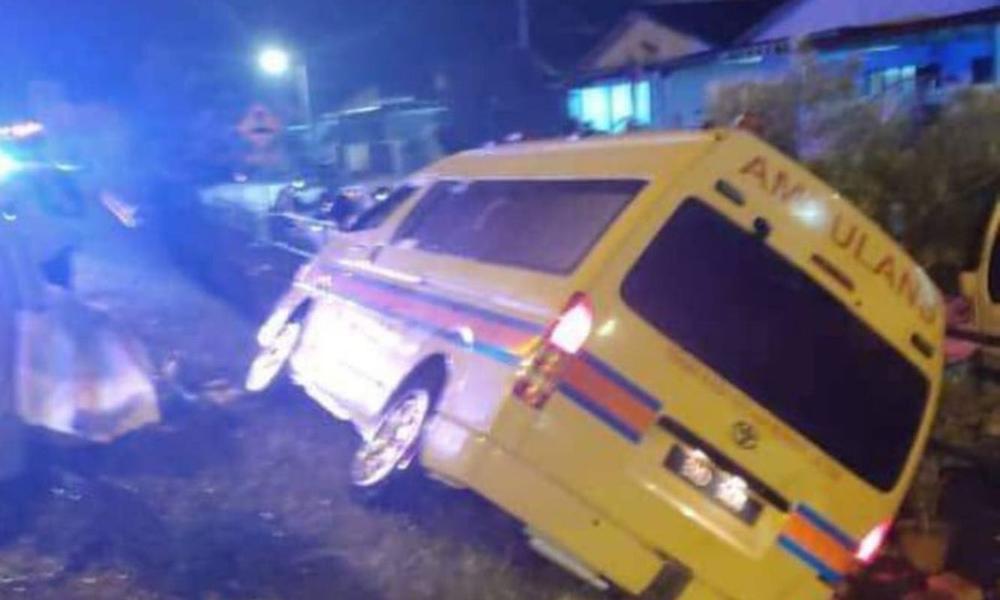 Ambulans terbabas dalam perjalanan ambil pesakit Covid-19