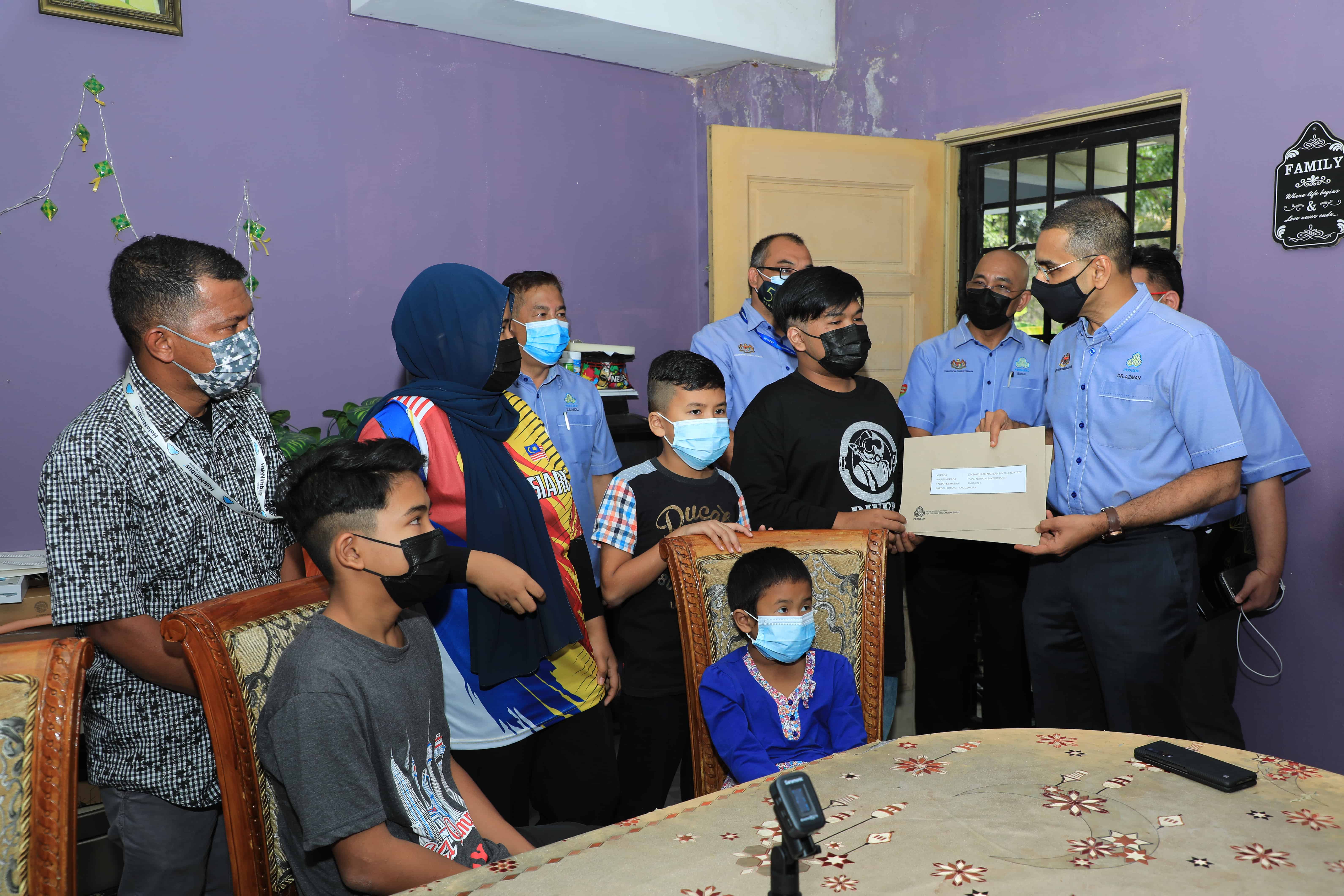 Lapan beradik yatim piatu akibat Covid-19 menerima bantuan daripada PERKESO