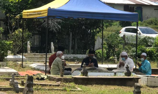PM ziarah kubur ibu bapa dapat kritikan warga maya dakwa 'pilih kasih'